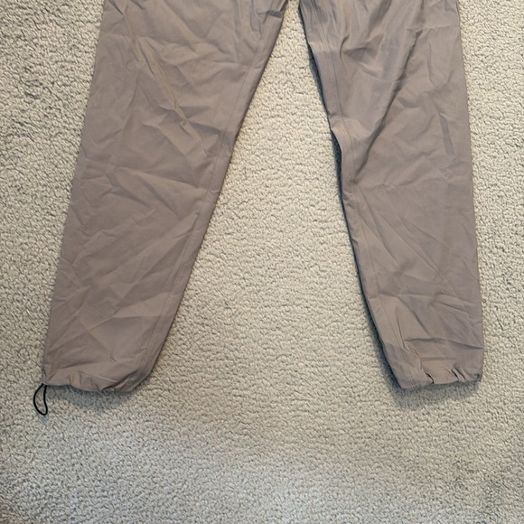 Vuori Men's Train Tech Pant Taupe Jogger Pants Size M Sport workout - Picture 3 of 8